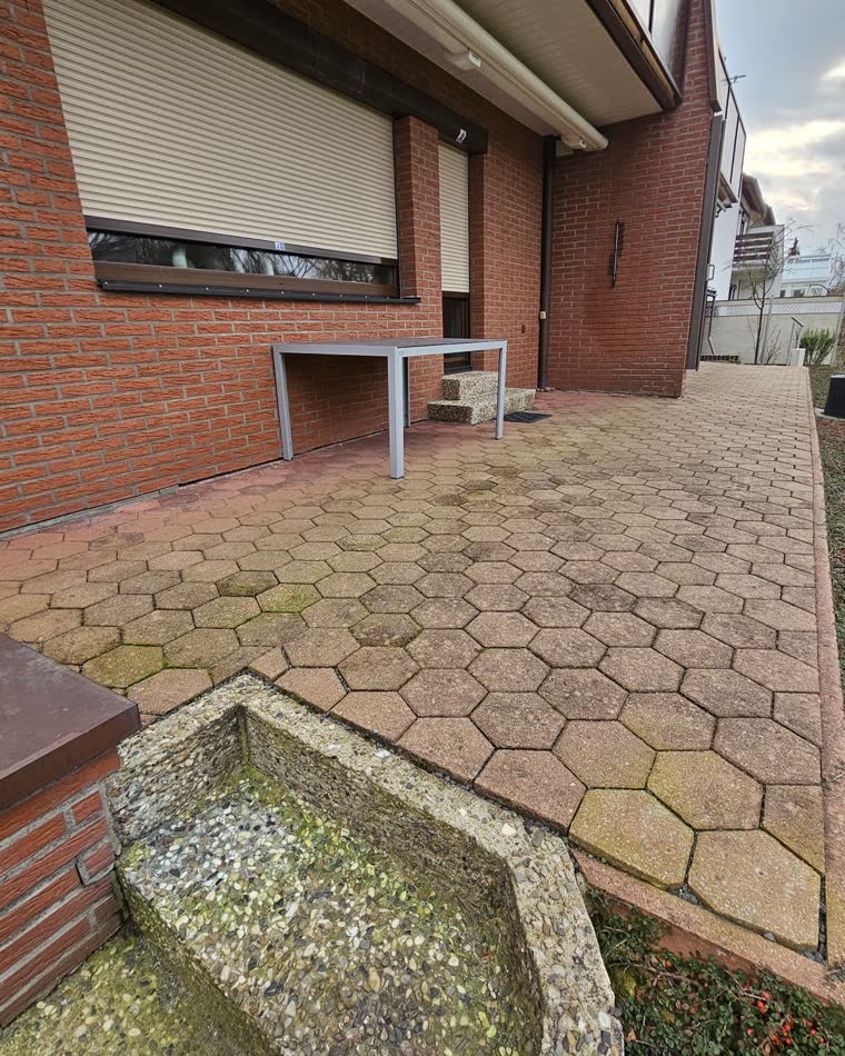 Steinreinigung mit dem Hochdruckreiniger im Garten