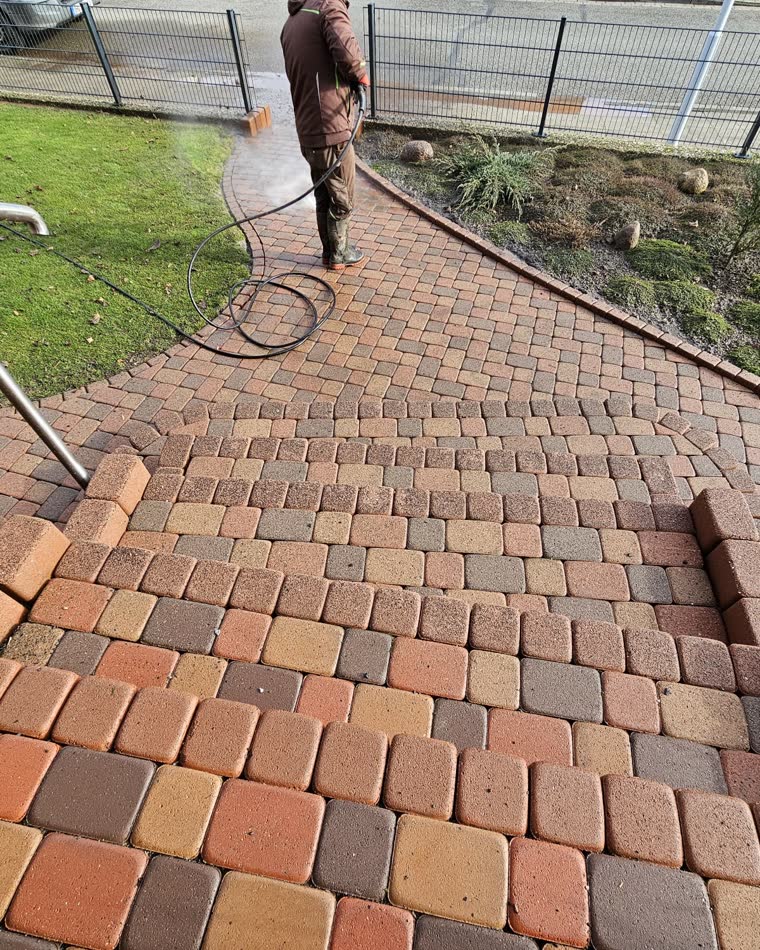 Pflastertreppe wird mit Hochdruck gereinigt