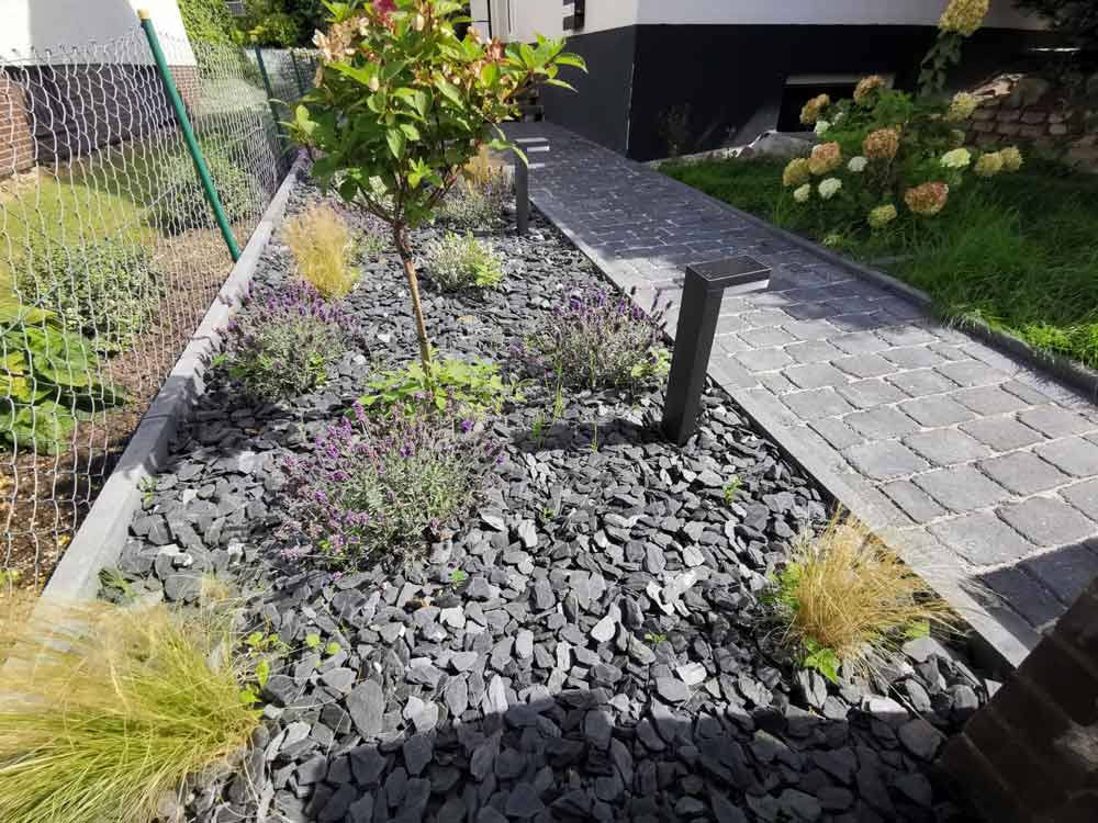 Vorgarten mit Schiefer und Stauden