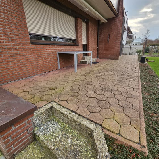 Hochdruckreinigung im Garten