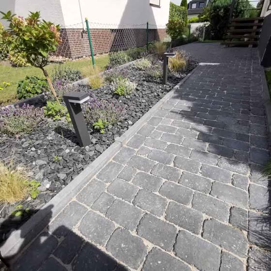 Gepflasterter Vorgartenweg